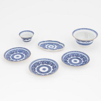 A group of six pieces of bleu and white Chinese Export porcelain, Qing dynasty, Qianlong (1736-95).