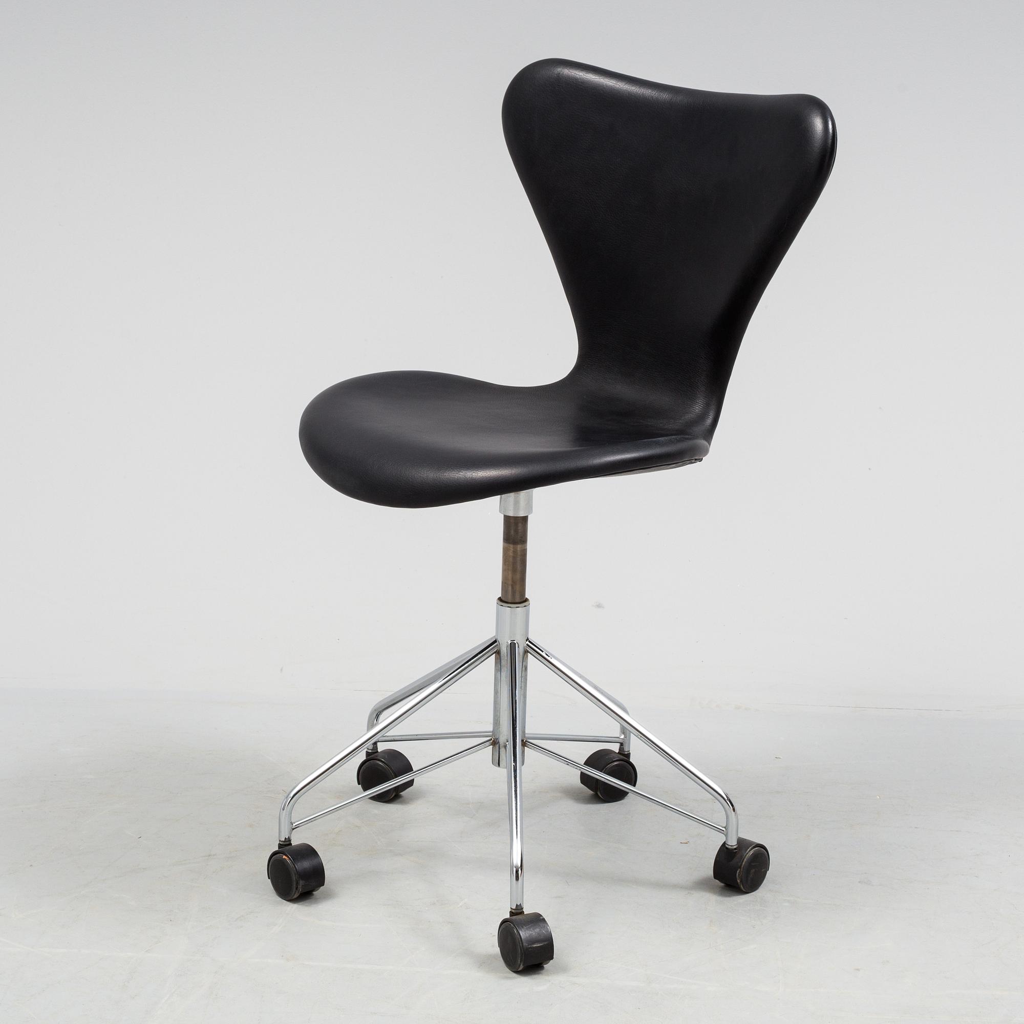 ARNE JACOBSEN, "Sjuan". Modell 3117.  Fritz Hansen, Danmark. 1900-talets andra hälft.
