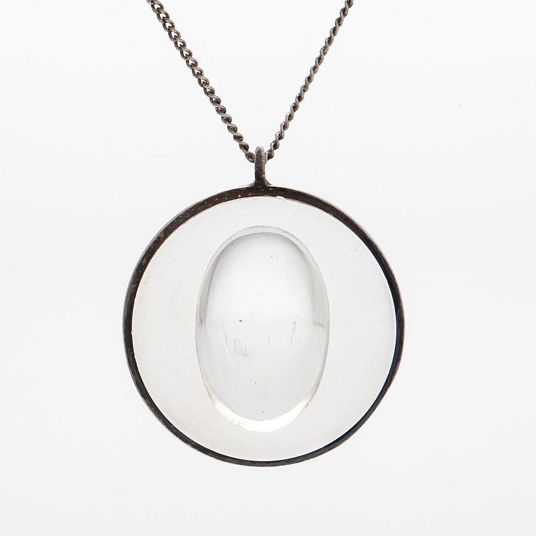 Tapio Wirkkala, riipus, hopeaa ja akryyli, signeerattu TW, Holger Lindström, Helsinki 1961, sekä ketju.