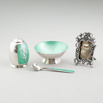 SILVERFÖREMÅL, 4 delar, bl a emaljdekor, Danmark, 1900-talets mitt.