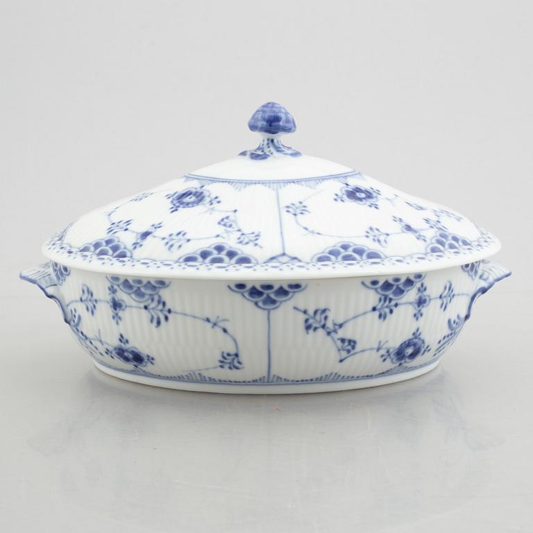 Two tureens, a creamer and two dishes, "Blue Fluted Half Lace"/"Musselmalet", Royal Copenhagen part 19th century.