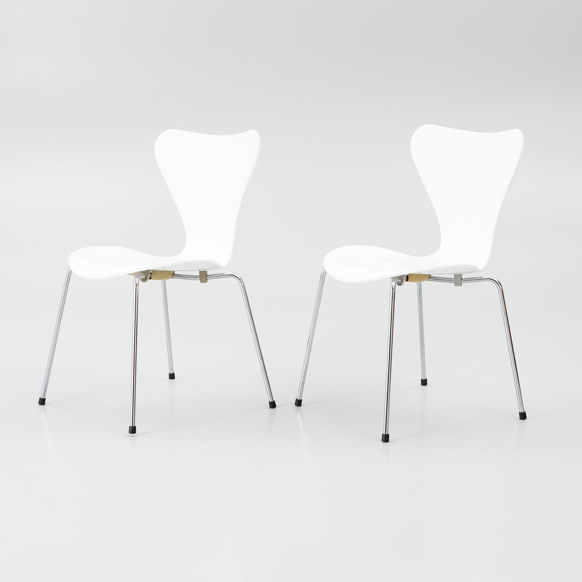 Arne Jacobsen, stolar, 2 st, "Sjuan", 1900-talets slut.