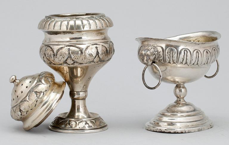 DOFTKAR samt SKÅL PÅ FOT, senempire, silver, otydliga stämplar, en troligen Johan Gerhard Struntze, Köpenhamn ca1820-47.