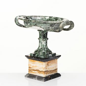 A presumably Italian marble and onyx tazza, around year 1900.