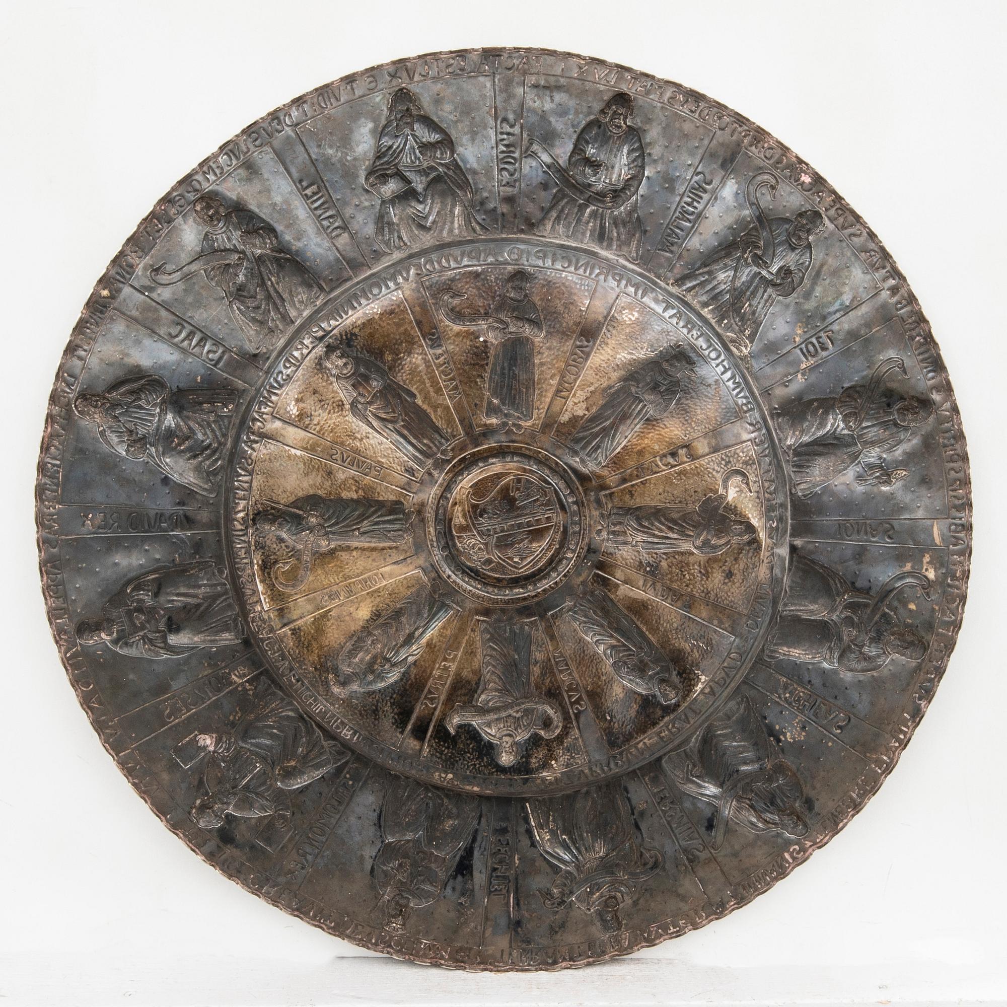 A silver platter around 1900 weight 1520 grams.