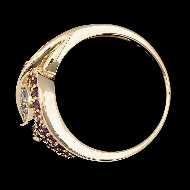 Ring, 10K guld, ametister och tanzaniter. Total vikt ca 5 g.