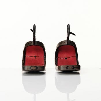 A pair of Japanese lacquered stirrups, Meiji period (1868-1912).