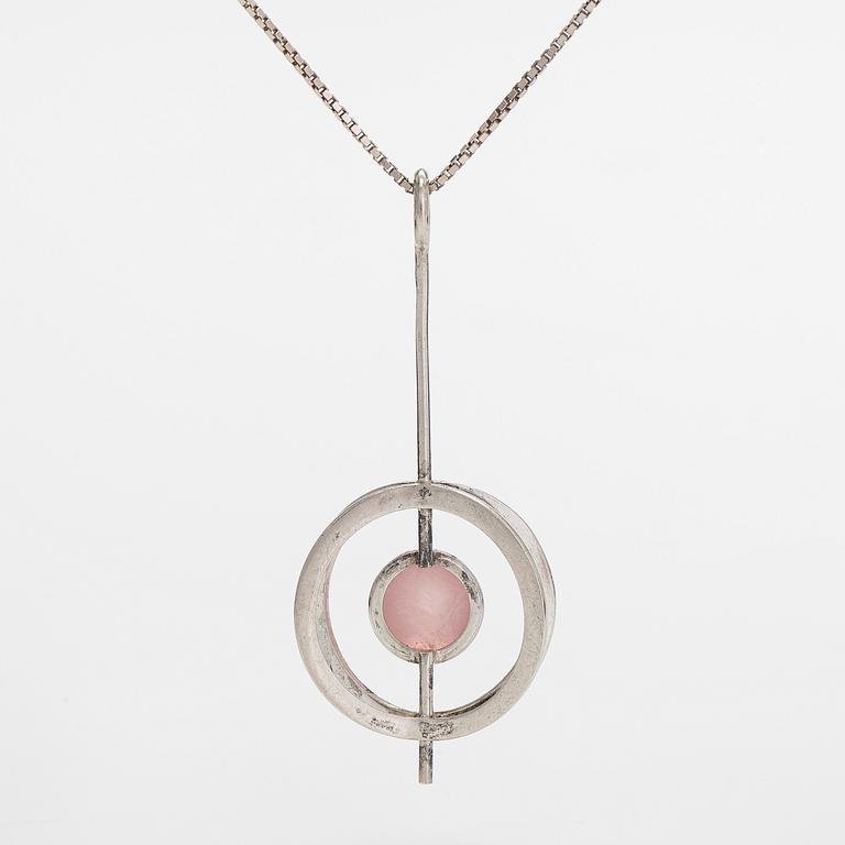 Elis Kauppi, a silver and rose quartz pendant. Kupittaan Kulta, Turku. With a sterlingsilver chain.