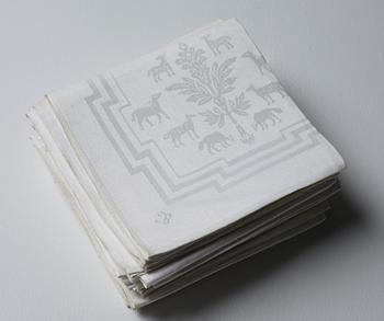 TABLECLOTH AND NAPKINS, 18 pieces. Linen damask. First half of the 20th century. The tablecloth is 414 x 176 cm,