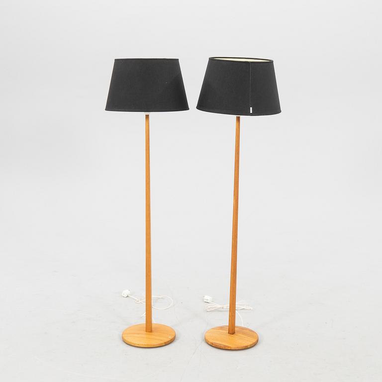 Floor lamps, a pair from the late 20th/early 21st century.