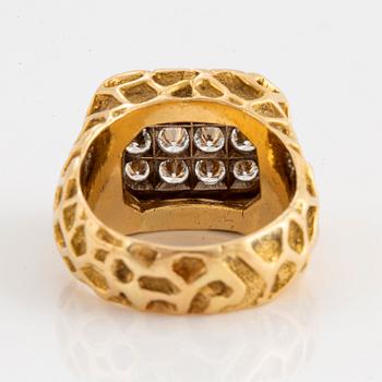 Ring 18K guld med runda briljantslipade diamanter.