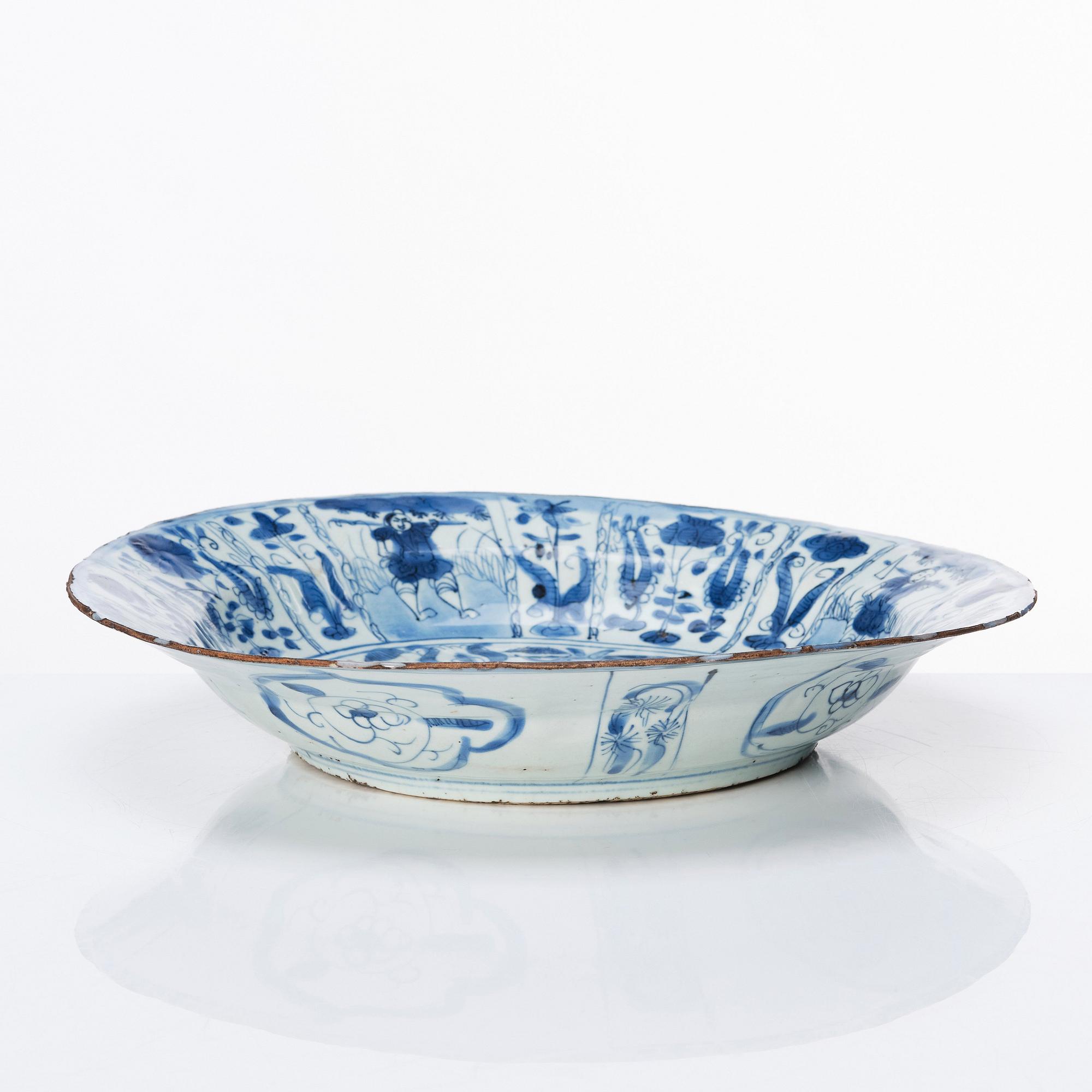 A blue and white dish, Ming dynasty, sen Wanli/1630's.