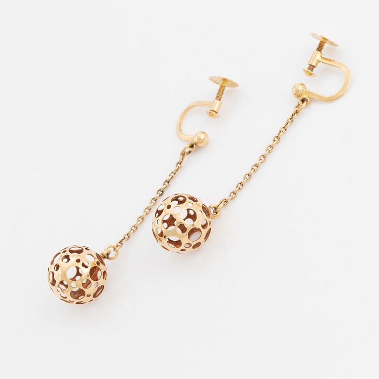 Liisa Vitali, 18K gold earrings and pendant with chain.