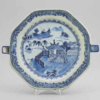 A blue and white hot water dish and five dinner plates, Qing dynasty, 18/19th Century.