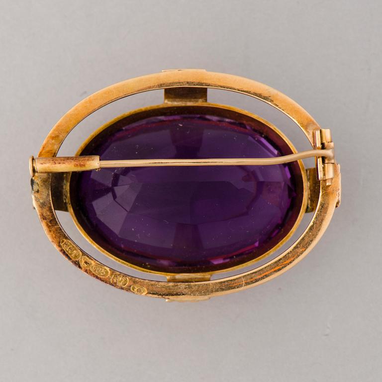 A BROOCH, facetted amethyst, 14K gold. Kulta- ja hopeatuote, Lahti Finland 1960.
