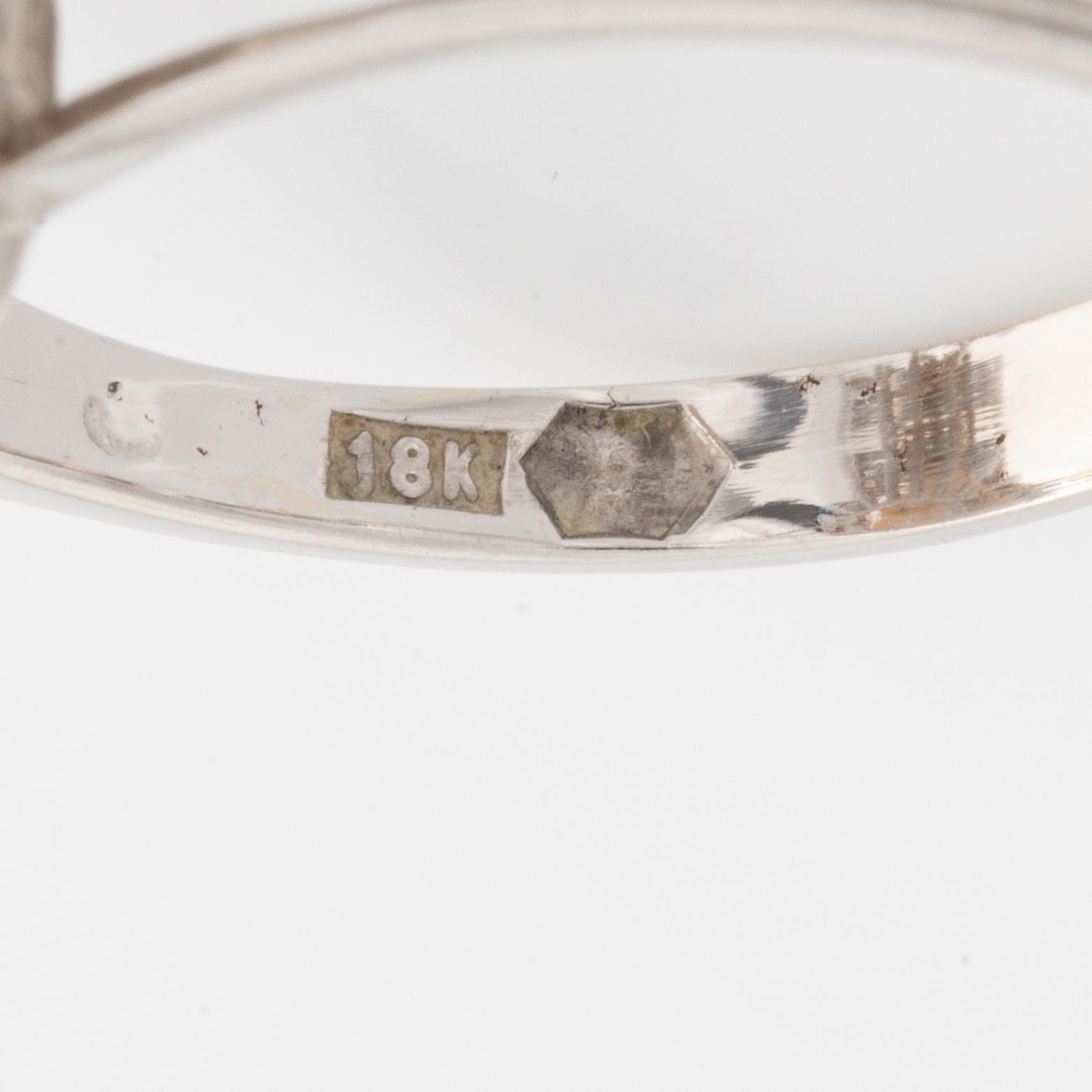 Ring 18K guld med en barock odlad pärla samt runda briljantslipade diamanter.