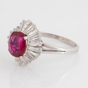 Ring 18K vitguld med en cushionformad fasettslipad rubin 2.52 ct enligt medföljande Gübelincertifikat.