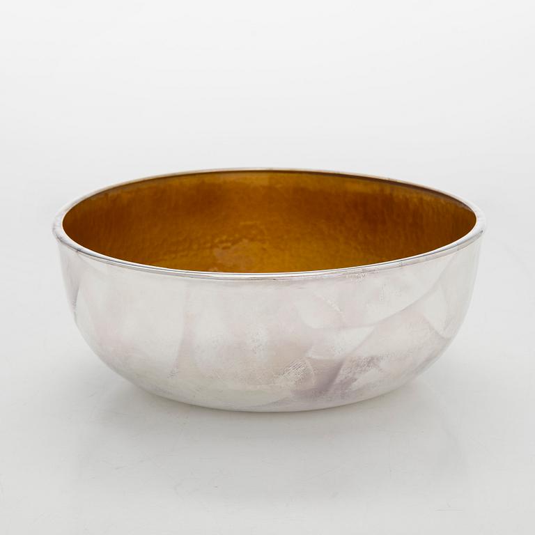 A. Tillander, skål, sterlingsilver och emalj. Helsingfors 2005.