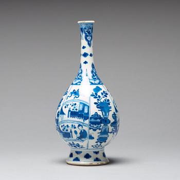 A blue and white vase, Qing dynasty, Kangxi (1662-1722).