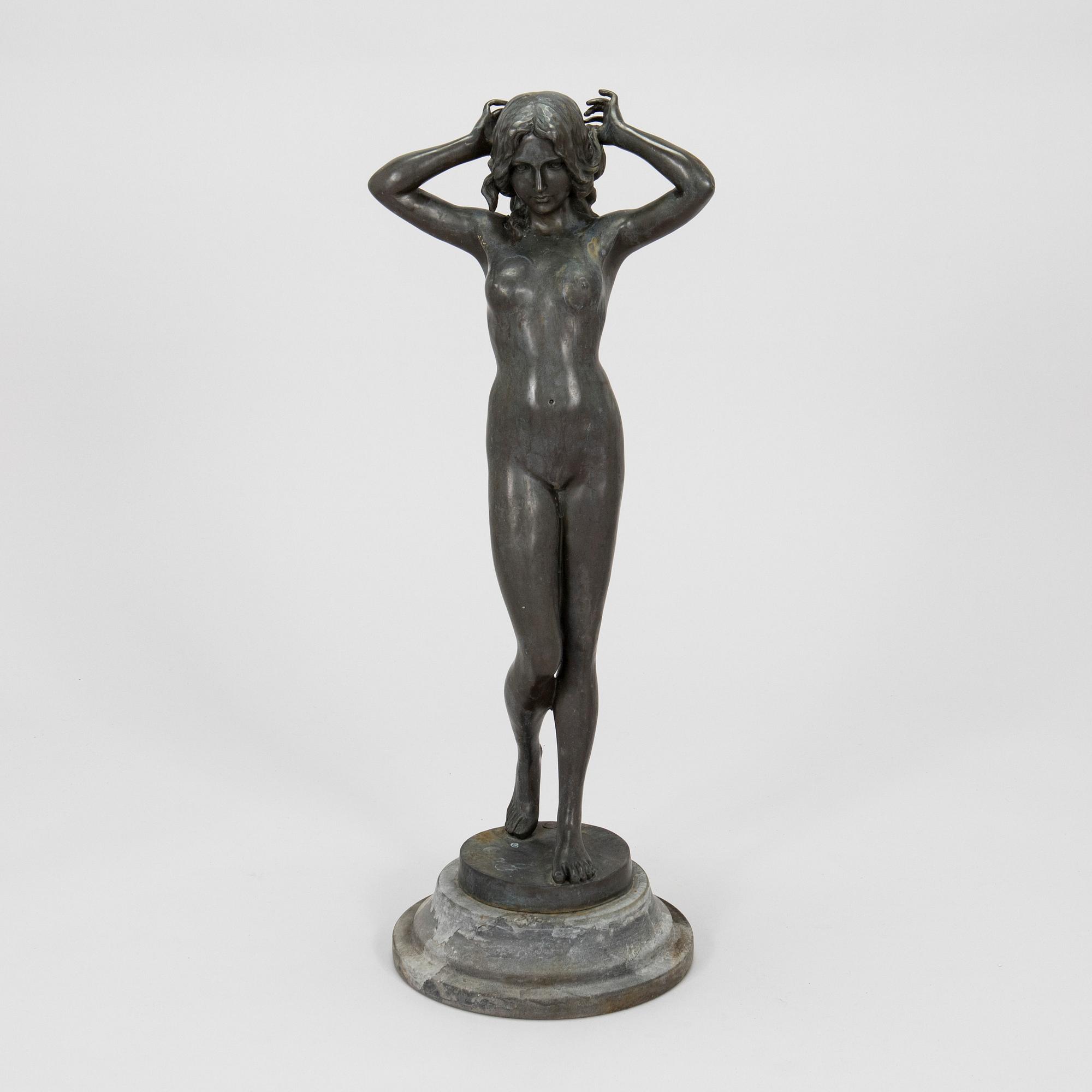 Pitta Luga, jälkeen, Seisova nainen.