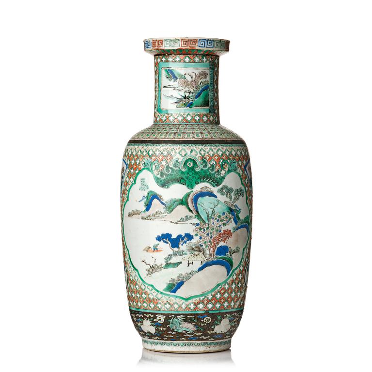 A famille verte roleauvase, Qing dynasty, 19th Century.