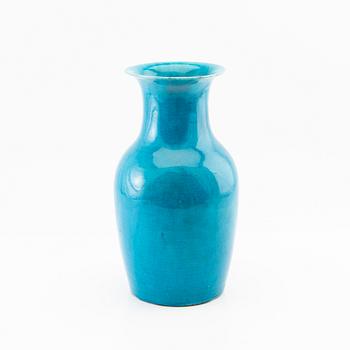 A turquoise glazed vase, late Qing / early 20th Century.
