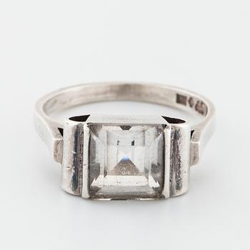 ANDERS HEDLUND, Göteborg, 1950, ring med fasettslipad bergkristall.