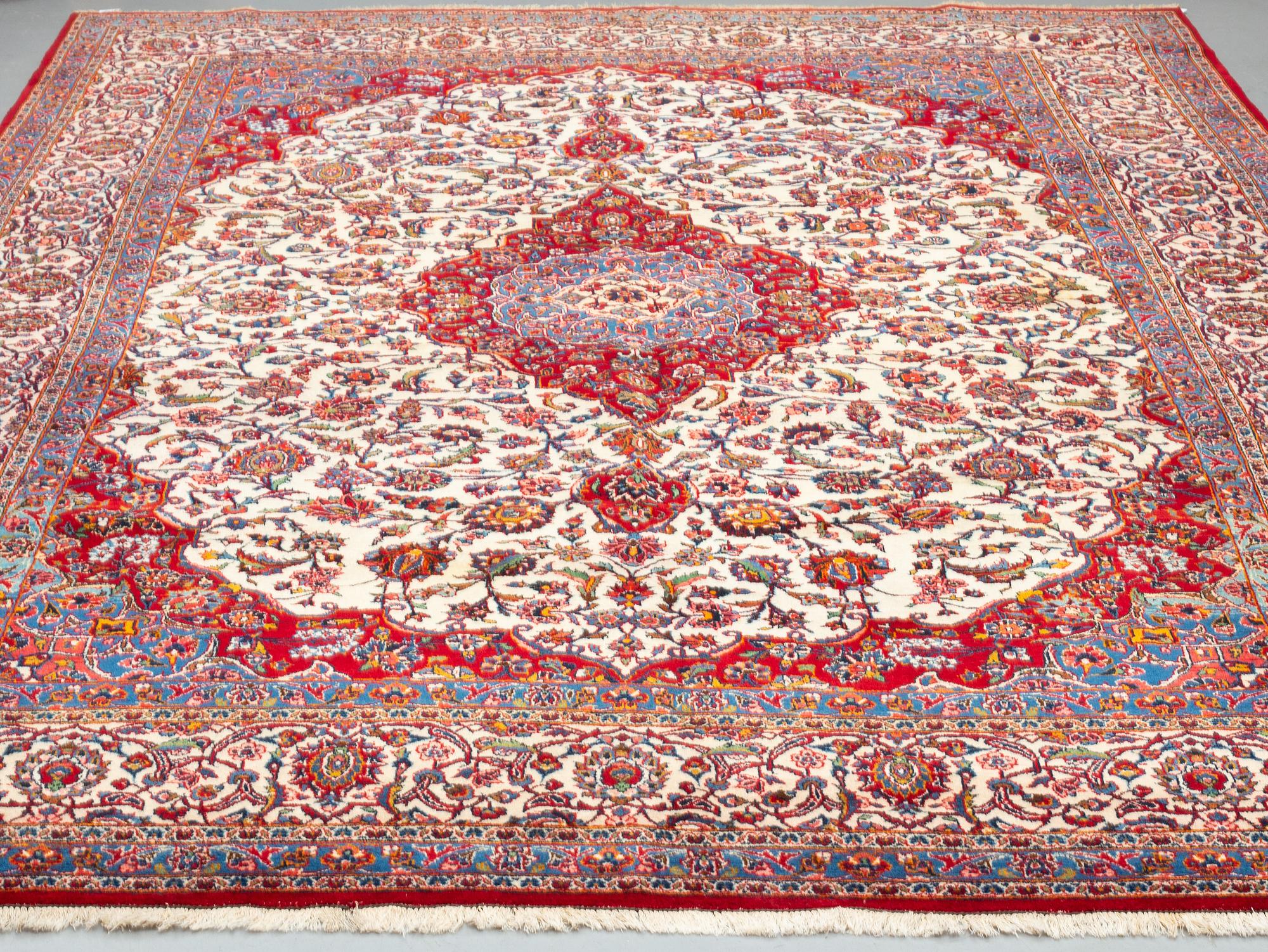 A CARPET, Kashan, ca 374 x 263 cm.