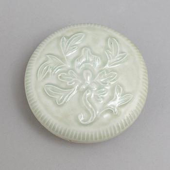 A ceramic glazed box with cover, Ming dynasty (1368-1644).