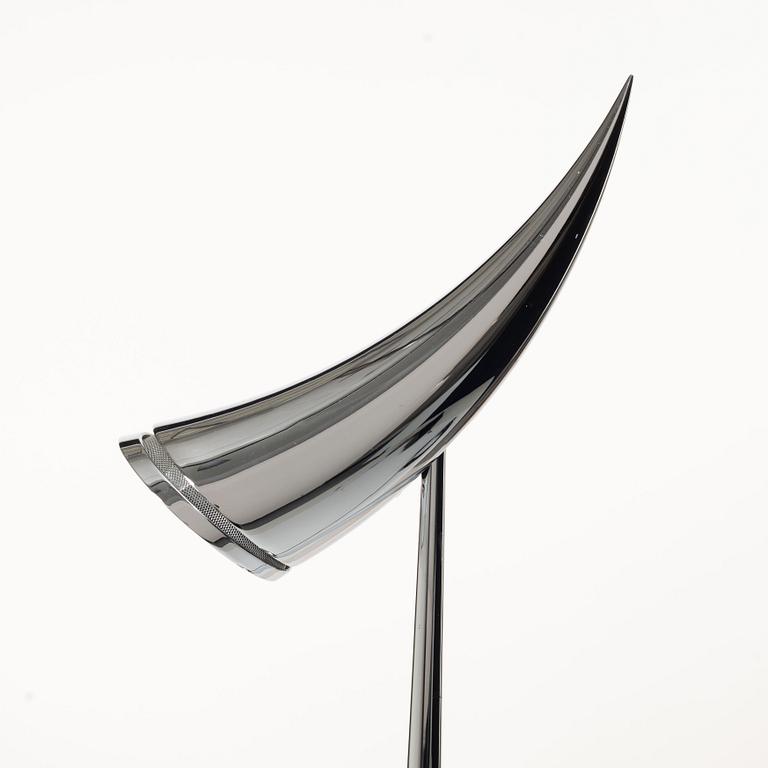 Philippe Starck, Bordslampa "Ara" av förkromad metall. Flos, Etikettmärkt.