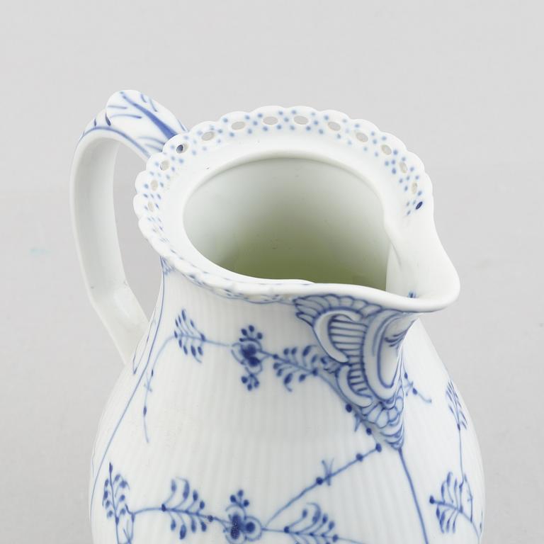 A "Blue Fluted Full Lace" / "Musselmalet" porcelain chocolate pot, Royal Copenhagen, model 1025, 1956.