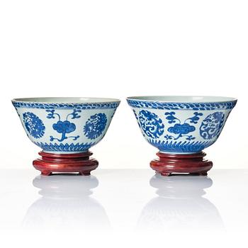 A matched pair of blue and white bowls, Qing dynasty, 19th century.
