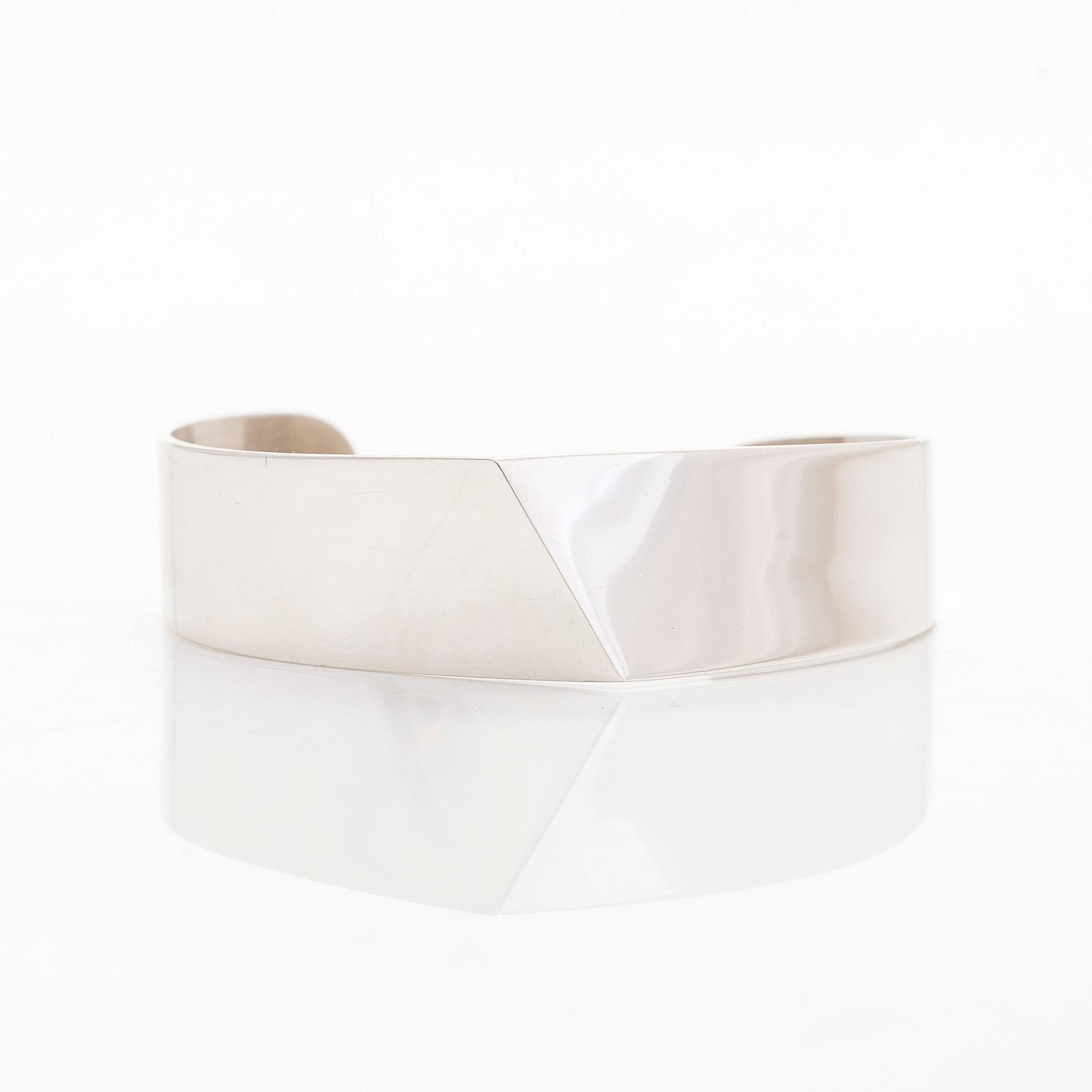 Pekka Piekäinen, a sterling silver bangle, Platinoro, Turku 2008.
