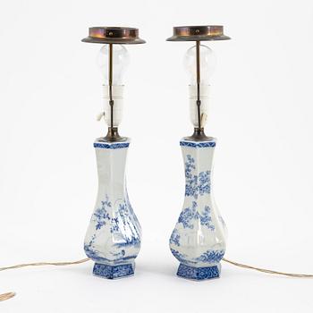 Bordslampor, ett par, porslin, Seto, Japan, Meiji, omkring 1900.