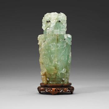 48. A carved fluorite vase with cover, late Qing dynasty.