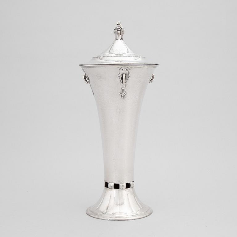 Pokal med lock, silver, 1900-tal, stämplad EM O Möller.