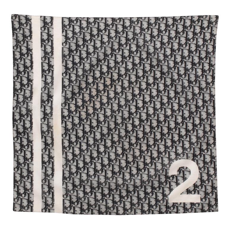 CHRISTIAN DIOR, tre stycken scarfs.