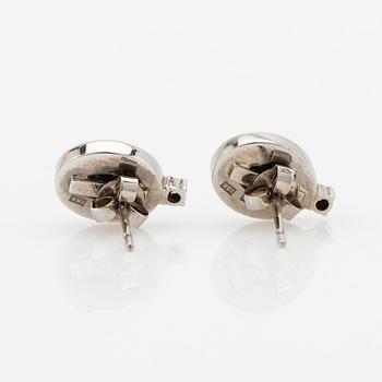 Örhängen, ett par, 18K vitguld med opaler och briljantslipade diamanter.