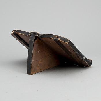 BOKSTÖD, allmoge, 1800-tal.