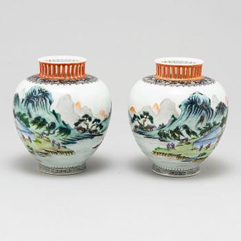 URNOR, ett par, porslin. Kina, 1900-tal.
