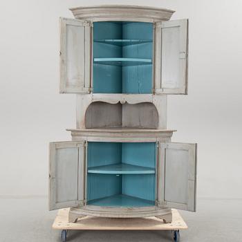 HÖRNSKÅP, 1800-talets första hälft.