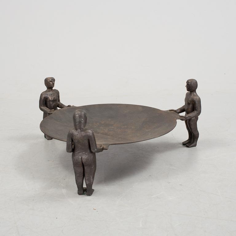 ERIK HÖGLUND, skulptur/skålfat, järn/smide, stämplad HÖGLUND. Lars KONSTSMIDE. L. Larsson.