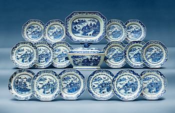 1711. A part blue and white dinner service, Qing dynasty, Qianlong (1736-95). (18 pieces).