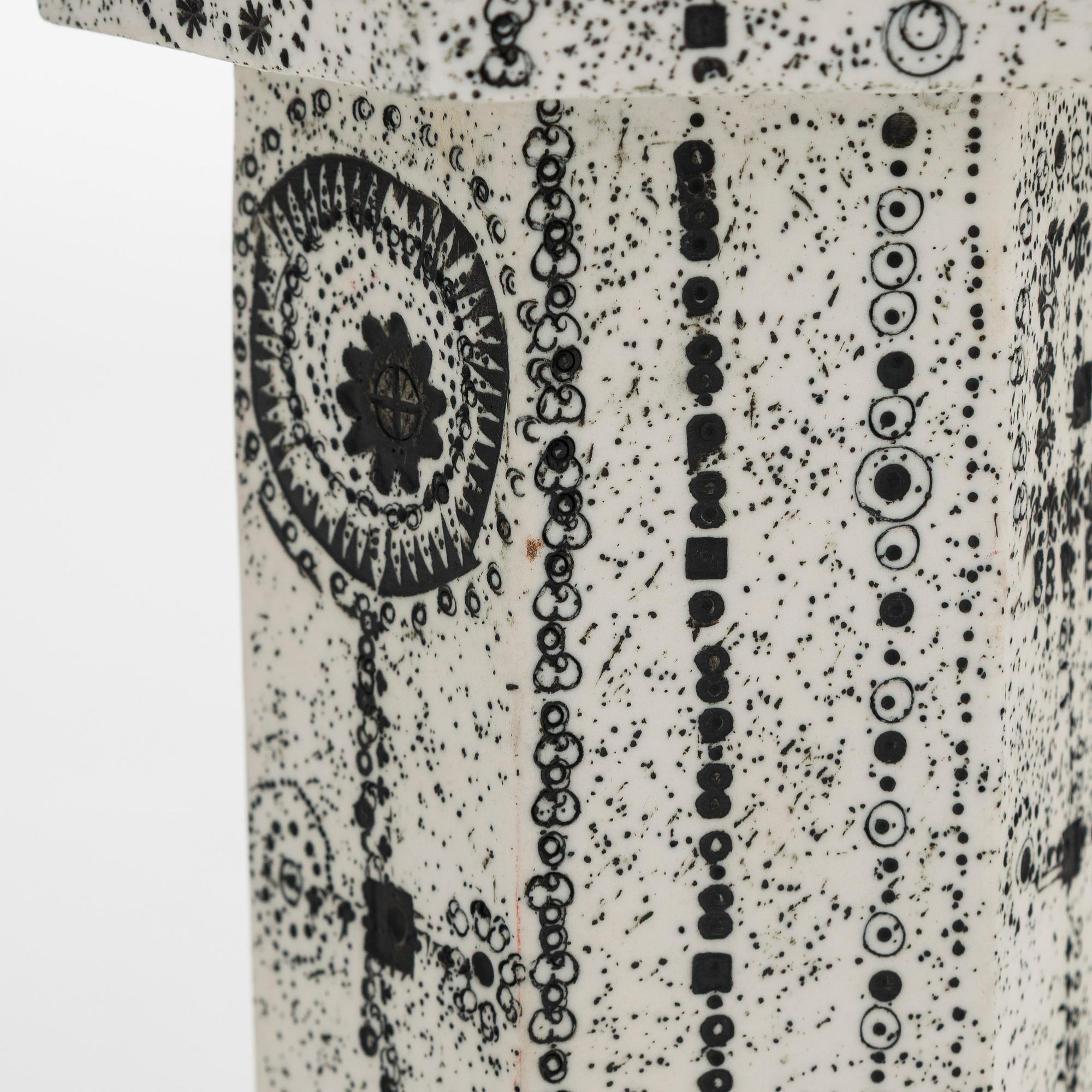 Rut Bryk, kynttilänjalka, kivitavaraa, signeerattu BRYK.