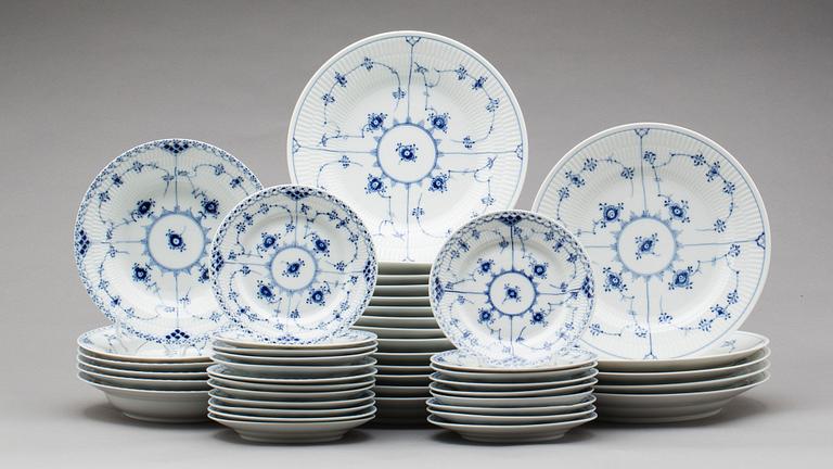 MAT- KAFFESERVIS, porslin, 83 delar, "Musselmalet", Royal Copenhagen.