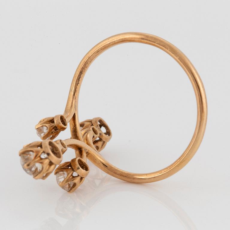 Ring 14K guld med gammal- och rosenslipade diamanter med total vikt ca 1.50 ct.