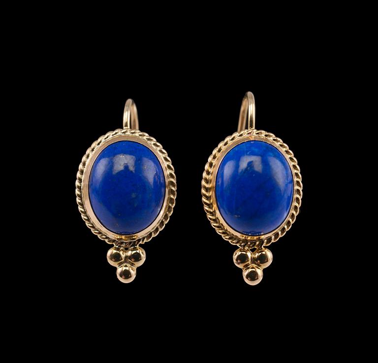 A PAIR OF EARRINGS, lapis lazuli 6.15 ct. 14K gold. Weight 2,7 g.