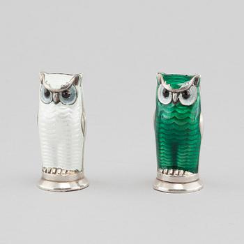 A salt and a pepper shaker, silver and enamel, from David Andersen in Norway, 20th century.