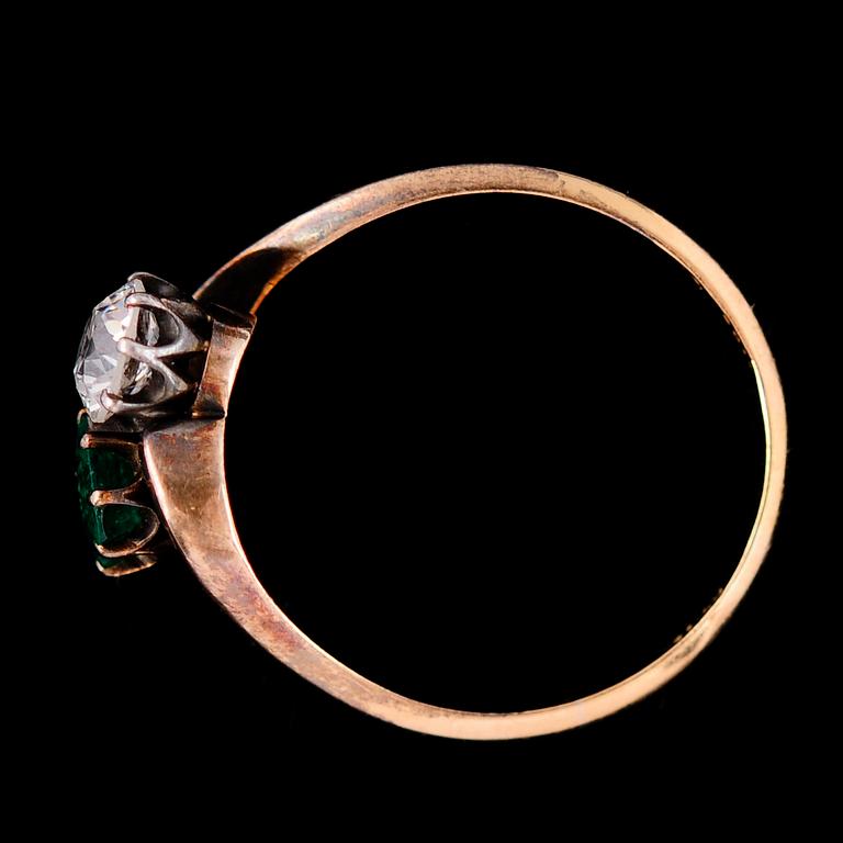 RING, 18 k guld, s k syskonring med briljant 0.45 ct samt smaragd, CG Hallberg.