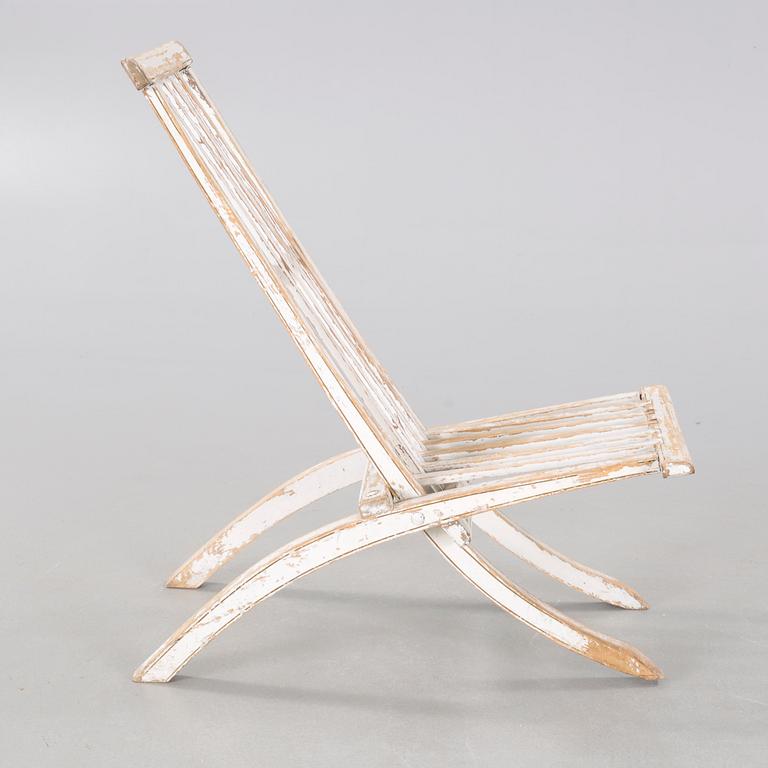 A deckchair from the latter half of the 20th century.